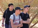 תלמידי השכבה מטיילים באיזור הערבה